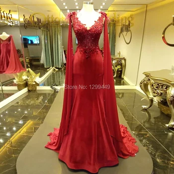 Arabisk Aften Kjoler Med V-Hals Beaded Dubai Prom Kjole Fjer Pynt Havfrue Red Cap Ærmet Velvet Fomral Part Kjole